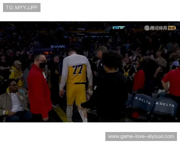 詹姆斯在更衣室唱歌缓解气氛，队友乐开怀